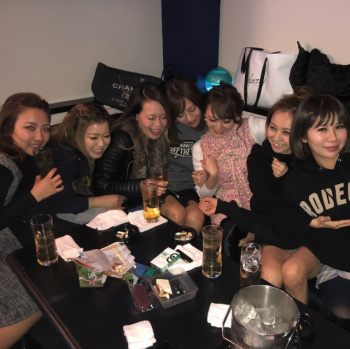 友達と一緒に撮ったのをＳＮＳにＵＰ→→パンチラしてて世界に配信されてまうｗｗｗｗの画像