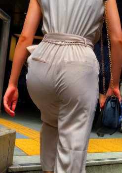 パンツのラインや形、レース柄まで・・・スケスケですやんｗｗｗｗｗの画像