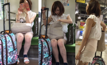 電車の対面の席のお姉さんパンツ見えてる・・・・・・の画像