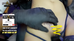 YouTubeのタトゥー彫り動画。マ●コのワレメが見えてしまう・・・・・。（動画あり）の画像