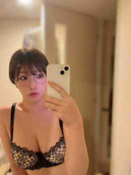 ちょいブサでもパンツとブラになってたら見てしまうｗｗｗｗｗの画像