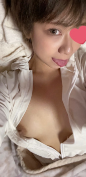 ねえ、私のおっぱい見てアソコを熱くして・・・・・・。の画像