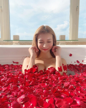 【インスタのお風呂】インスタでいいね欲しさに入浴してるとこまで上げてエロエロなんすがｗの画像