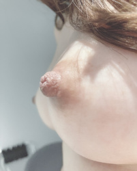 この ”ちくび” 吸いたくなるだろwwwwの画像