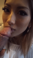 【フェラgif】　そ、そんなに見つめられて咥えられたら・・イキそうやんｗｗｗｗｗの画像