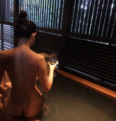 ケツのワレメが見えても、ちくびは鉄壁のガードで見えないインスタお風呂画像ｗｗｗｗの画像