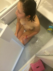 だめだめ～、おっぱい見えちゃうｗお風呂中に凸して撮影パシャパシャ～ｗｗｗｗｗｗｗの画像