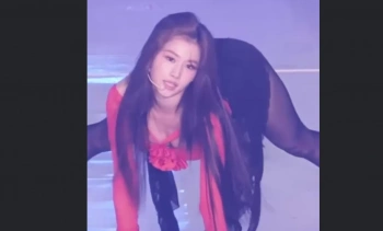TWICEサナの前屈み胸チラ動画！おっぱい谷間丸見えでエロすぎｗｗｗｗの画像