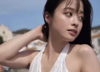 橋本環奈の谷間おっぱい！ざっくり空いた胸元がエロすぎるｗｗｗｗの画像
