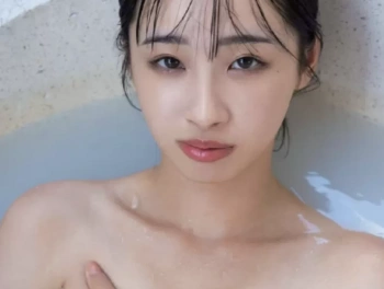 沖侑果のヌード！手ブラおっぱいがエロすぎるｗｗｗｗの画像
