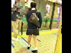 【電車痴漢】【盗撮】JK制服特大版！ツインテールのメガネ娘に逃げ場はない…。思春期の青い股間に汚れた手が群がり出す！の画像