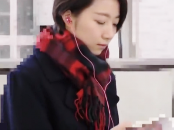 【電車痴漢】【中出し】股間にキラキラ光る若い愛液…。ショートカット美少女JKが車内で生ハメ＆追撃いぢり2発！一部始終。の画像