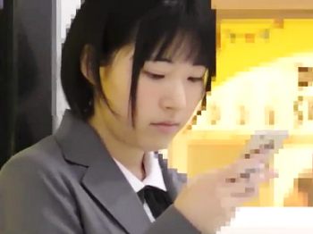 【電車痴漢】【盗撮】黒髪ショートJK。ダサ目の女子校生はまったく毛のないプニマンで、その割れ目に痴漢師の指が侵入し…。の画像