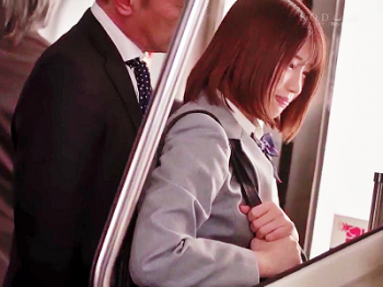 【唯井まひろ】地味な女子校生が不思議で淫らな恋におちた…。制服JKが電車内で潮吹き＆トイレで羞恥フェラ ～初恋痴漢～の画像