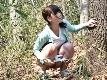 公衆トイレが使えず野ションする隙だらけの女を襲う！レイプ魔に掻き回され…愛液と小便の入り交じった膣口にガッチリ挿入！の画像