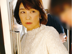 【北村敏世】「まさか63歳の私に…！？」久しぶりにカラダを弄られ熟女の性が湧いてくる！人妻痴漢電車～さわられた六十路母～の画像