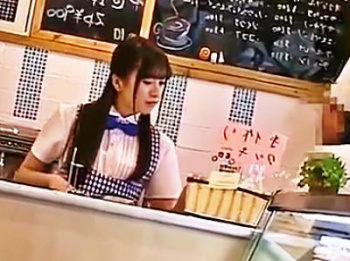 【ストーキング盗撮】痴漢師に狙われたパン屋で働く美少女。営業中の店内でねっとり辱められる看板娘…敏感なカラダを震わせる！の画像