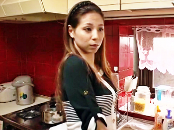 【三上香里菜】酔いつぶれた旦那。お酒が入るとエロくなる人妻。この二つの条件が重なって巻き起こる背徳の姦通劇！の画像