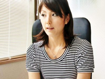 ドキドキしながら初めてのAV面接にやって来た人妻25歳に即3Pセックス提案。溜まった性欲で他人棒を咥えずにいられなかった…。の画像