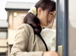【三浦恵理子】ストーキング自宅押し込みレイプ！電車通勤の美しき人妻が狙われた…。痴漢師が匂い立つ熟女の背後に忍び寄る。の画像