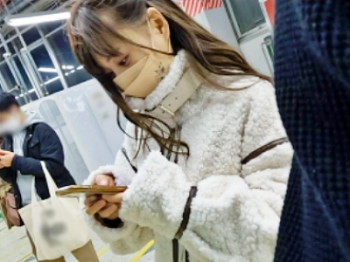 【ストーキング盗撮／電車痴漢／中出し／自宅侵入／睡眠姦】大人しそうな美少女のギャップエロに衝撃！白Pの中はワサワサの剛毛マンコ！の画像