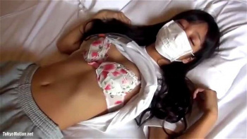 睡眠薬で眠らせた親戚のロリ少女のオマンコにチンポ挿入するレイプ動画の画像