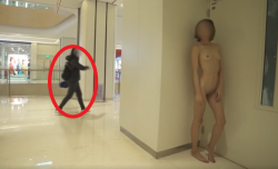 【露出動画】デパートで全裸露出！！人がいるのに大胆に歩き回る！！の画像