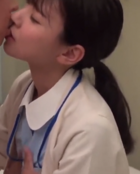 クールな雰囲気の白衣の天使さんをナンパ、ホテルへ案内して待っていた童貞くんと合流、慣れた手付きでチ◯ポを元気にしてあげて最後は生中出しの画像