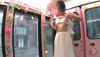 とってもきれいなデパート内の美容部員さんをナンパゲット、移動式スタジオで乳首を入念に責めたらすでにイキそうなくらい敏感な娘の画像