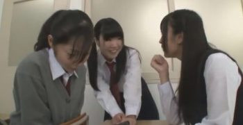 かわいいJKたちが休み時間中に教室で男子の前で気にせずにみんなで自慰行為にふける！の画像