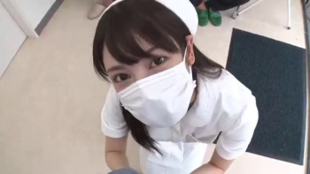 【痴女動画】何時でも即尺 おチ〇ポ大好きおしゃぶり美人痴女ナース！楓カレンの画像