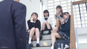 【痴女動画】仲良しJ●4人組、大好きな中年教師の奪い合いの始まり…の画像