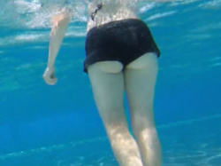 レジャープールにいたビキニ娘の下半身を至近距離から水中隠し撮りの画像