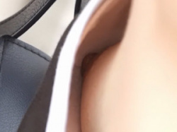 野外で座っていたノースリーブの貧乳娘の浮きブラ乳首隠し撮りの画像