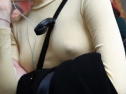 美術館にいたノーブラで乳首ポッチしてたニット姿のお姉さんを隠し撮りの画像