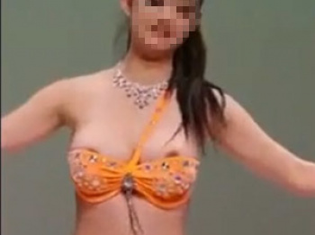 ダンス大会で巨乳お姉さんが演技中にブラがずれて乳首露出するハプニングの画像