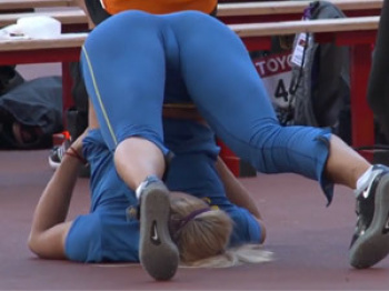 美人陸上選手がセフルまんぐり返しのストレッチする様子を隠し撮りの画像