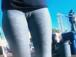 レギンス姿の素人娘のくっきりなマン筋と肉厚エロ尻を隠し撮りの画像