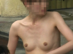 昼間の露天風呂にいたスレンダーちっぱい貧乳娘を望遠隠し撮りの画像