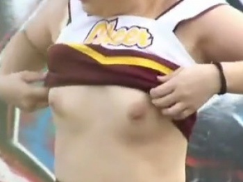 野外で生着替えしてオッパイを露出するチアガールを望遠隠し撮りの画像