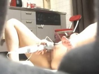 無修正！アパートで全裸になり電マオナニーする素人娘を隠し撮りの画像