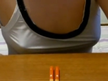 乳首が丸わかりのタンクトップ姿でノーブラの妹を隠し撮りの画像