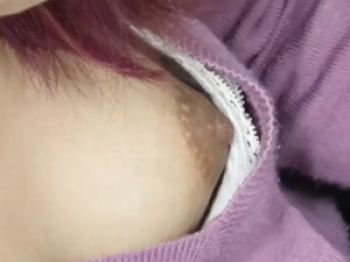 電車内で浮きブラした素人娘の乳首を盗撮してたらバレて目が合ったの画像
