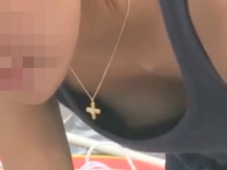 フリマで前屈みになったタンクトップのお姉さんの乳首隠し撮りの画像