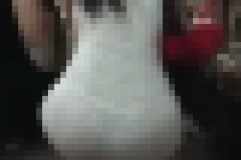 買い物中にしゃがんでTバックが透けパンしてるくびれ巨尻娘の画像