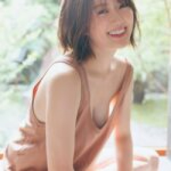 【画像】美人女子大生さん、ノーブラタンクトップでおっぱいがこぼれおちてしまう…の画像