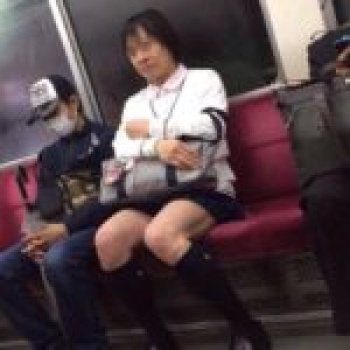 エッチなJKさん、電車で足を広げて座ってしまうｗｗｗｙｗｗｗｙｗｗｗの画像