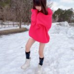 【画像】まだまだ寒いのに雪の中太もも出してる女の子の画像