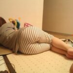 【画像】ソファーで寝てる姉のケツ、デカすぎるの画像