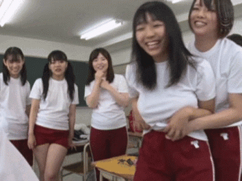 【悲報】女子高生さん、友達おっぱいを丸出しにしてしまうの画像